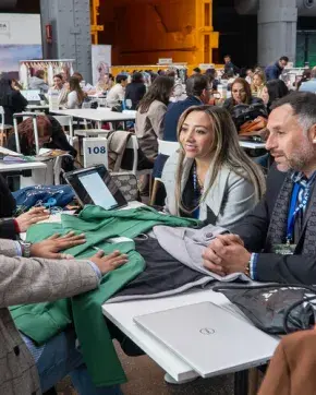 Equipo de ProColombia hablando con personas en una feria