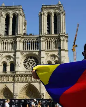 Movimiento #DaleLaVueltaALaBandera en Iglesia Notre Dame en París