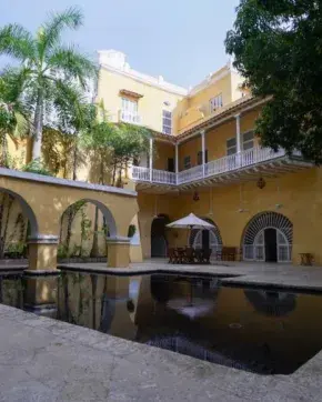 Patio interior del hotel Casa Pestagua, en Cartagena, que cuenta con dos Llaves.