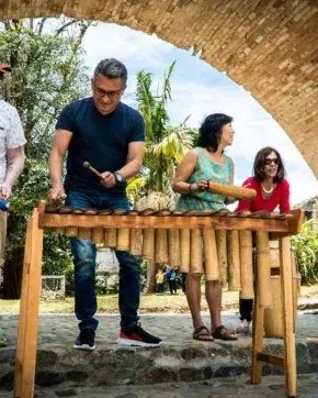Viajeros internacionales tocan la marimba y el tambor junto a cultoras de la tradición del Pacífico colombiano. Con 1.523 frecuencias aéreas internacionales semanales y conexiones directas con 30 países, Colombia acerca su oferta cultural a visitantes de todo el mundo..