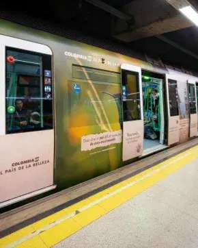 Metro de Madrid vestido con la narrativa de Marca País Colombia