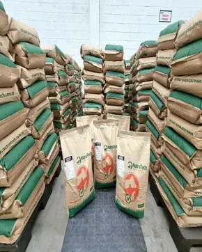 Una bodega con sacos apilados de alimento para animales de la marca NutraTech,