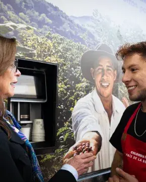 Carmen Caballero frente a la Valla en México