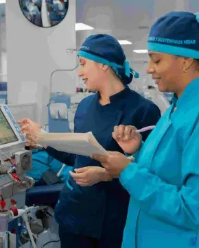 Doctora y enfermera tomando nota de resultados en un hospital