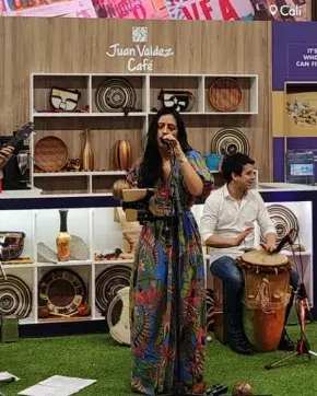 Presentación de músicos en Stand de ProColombia y Juan Valdez