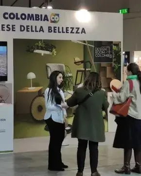 Stand de Colombia Co en la Feria Italiana de diseño