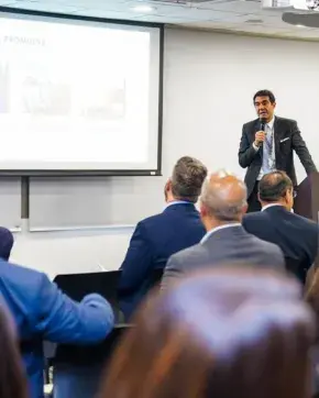 Hombre exponiendo sobre ProColombia