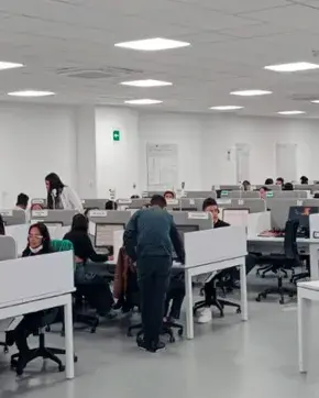 Oficina llena de funcionario de BPO española