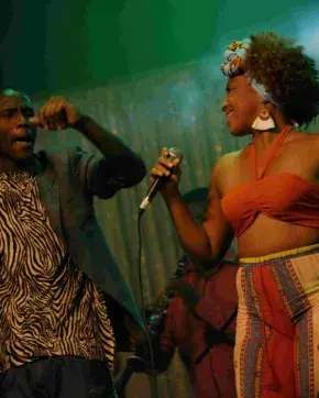 Dos músicos cantando