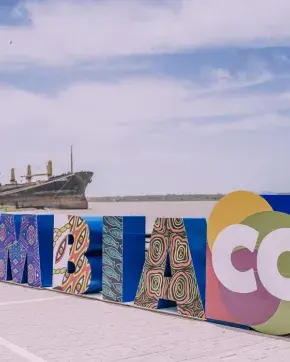 Letrero de Colombia CO en paisaje de Barranquilla