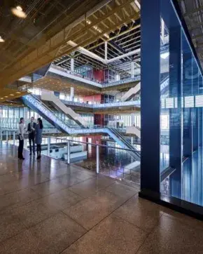 Edificio de oficinas por dentro