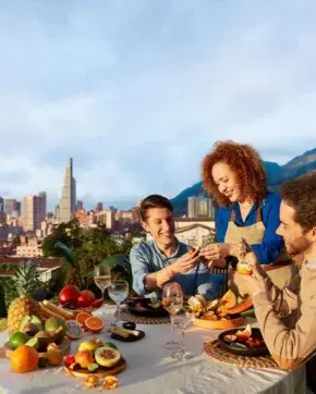 Pareja comiendo en un restaurante
