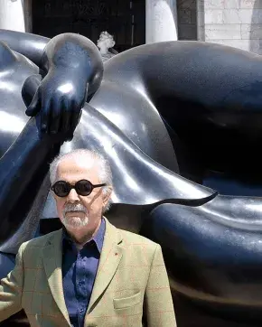 Botero con escultura en la espalda