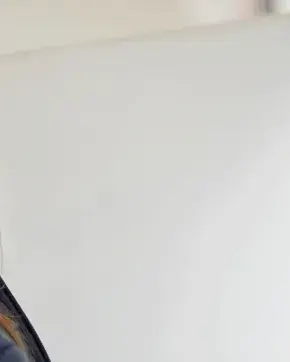 Oficinista trabajando en su computador