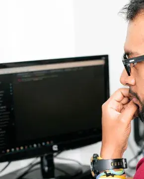 Oficinistas trabajando en sus computadores