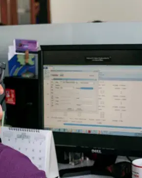 Oficinista trabajando en excel