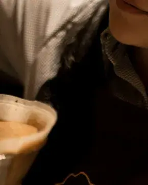 Café siendo servido en una tasa