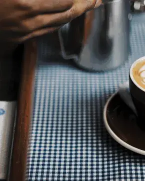 Persona preparando café con formas