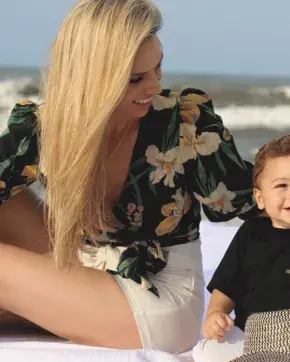 Madre e hijo en la playa