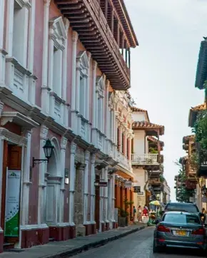 Calles de ciudad colonial en Colombia