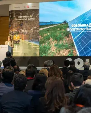 Exposición de ColombiaCO en auditorio