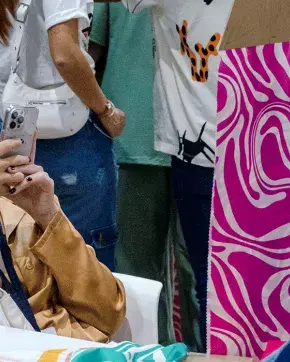Mujer fotografiando ropa en la feria de Colombiamoda y Colombiatex 2022