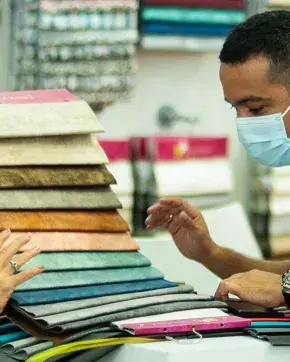 Funcionarios de Colombiatex revisando telas