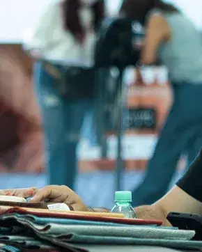 Dos funcionarios de empresa textil en Colombiatex 2023