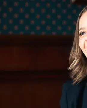 Mujer sonriendo y mirando al horizonte