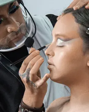 Maquillador profesional maquillando a una mujer