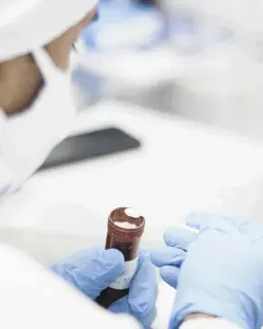 Químico farmacéutico trabajando en laboratorio