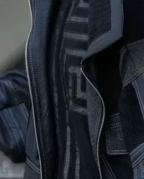 Hombre con chaqueta de jean oscura.