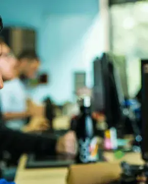 Hombre utilizando programa de 3d