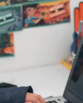 Mujer oficinista trabajando en computador