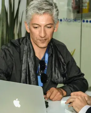 Tres directivos hablando sobre escuela online de ProColombia