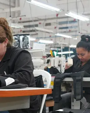 Funcionaras en empresa textil cociendo