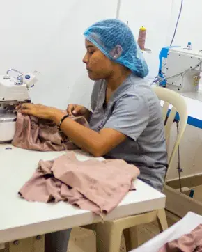 Personal de empresa textil cociendo