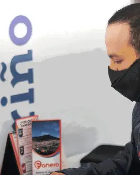 Hombre realizando un curso virtual de Formación Exportadora