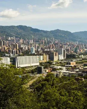 Fotografía panorámica de ciudad colombiana