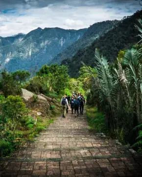 Paisaje con montañas en Colombia y turistas caminando por un sendero