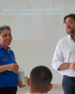 Mujer y hombre exponiendo sobre la internacionalización del Caribe colombiano