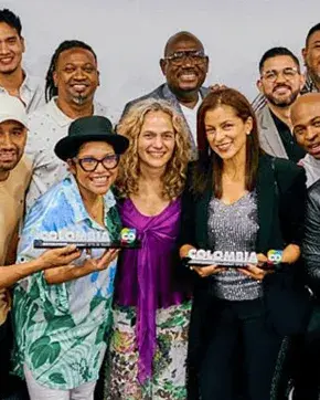 Fotografía del Grupo Niche con EQUIPO Colombia CO