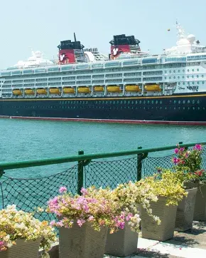 Crucero gigante en puerto Colombiano