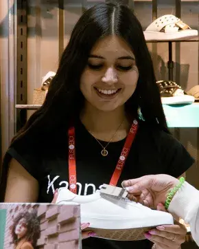 Tres funcionarias de empresa de calzado Colombiano