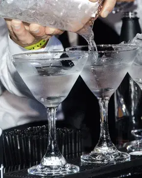 Bar ténder sirviendo cocteles