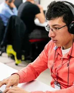 Oficinista trabajando en su computador