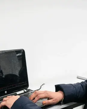 Oficinista trabajando en su computadora