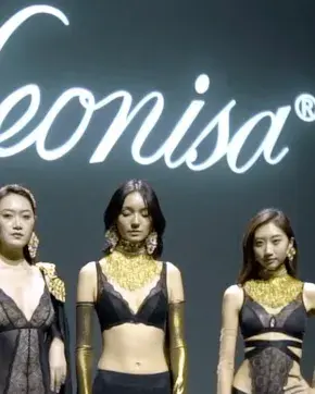 Tres mujeres modelos en China Fashion Week