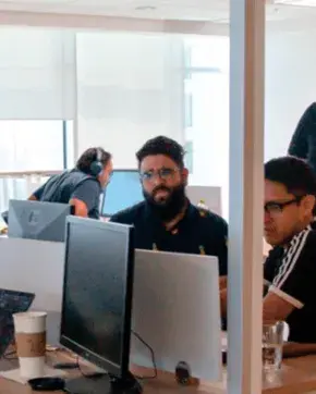 Oficina con varios trabajadores en computadores