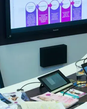 Oficinista trabajando en su computador